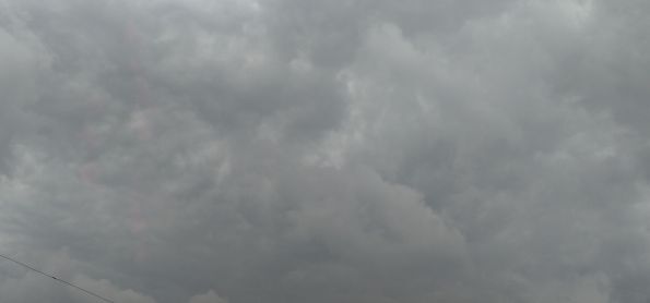 Nuvens carregada nesse exato momento no céu de Curitiba nesta tarde,02/04/2020