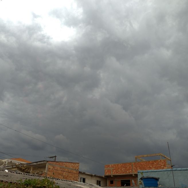 Nuvens carregada nesse exato momento no céu de Curitiba nesta tarde,02/04/2020