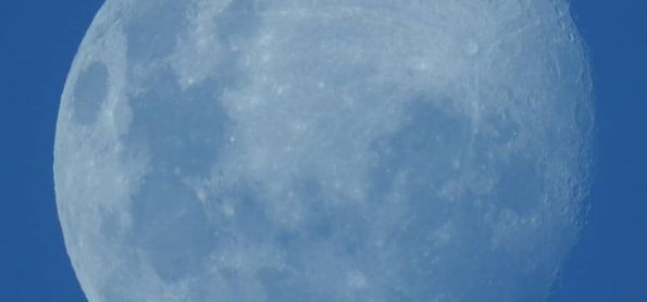 Nascer da Lua, numa tarde de outono.