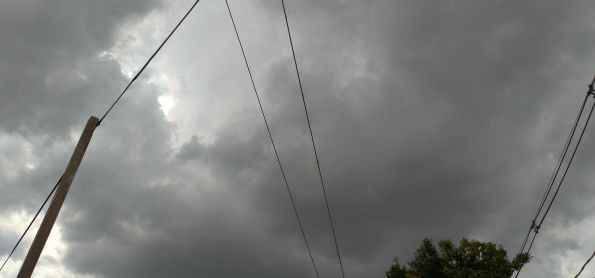 Nuvens muito carregado cobre o céu de Curitiba nesta tarde de segunda feira