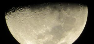 Lua crescente do dia 30 de maio as 22:40 com zoom de 139 vezes na cidade de Sumaré - SP.
