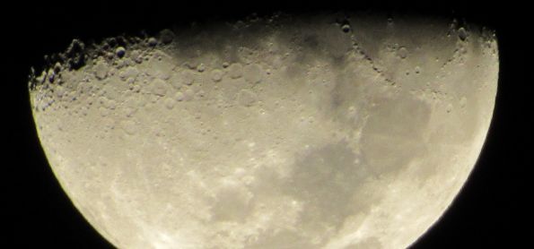 Lua crescente do dia 30 de maio as 22:40 com zoom de 139 vezes na cidade de Sumaré - SP.