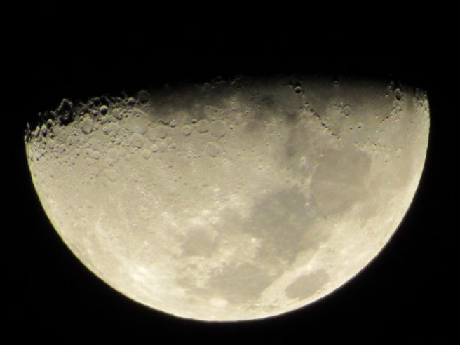 Lua crescente do dia 30 de maio as 22:40 com zoom de 139 vezes na cidade de Sumaré - SP.