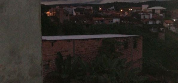 Fim de tarde com céu encoberto