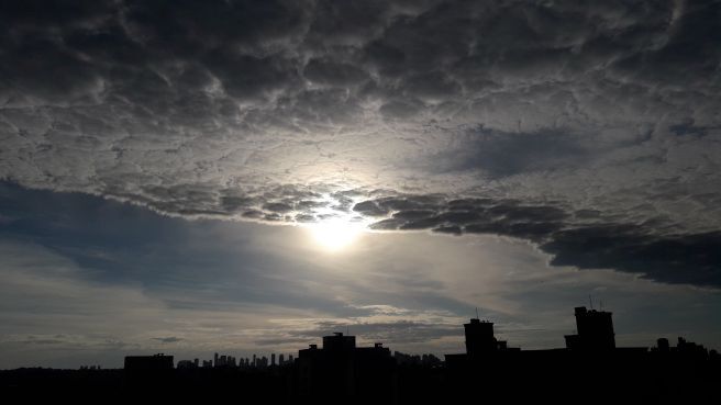 Sol com nuvens