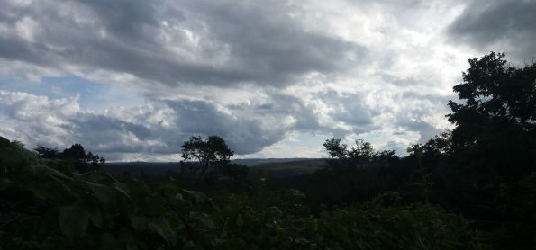 TEMPO PARCIALMENTE NUBLADO EM SINCORA DA SERRA - BAHIA