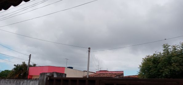 Sol entre nuvens em Natal-RN
