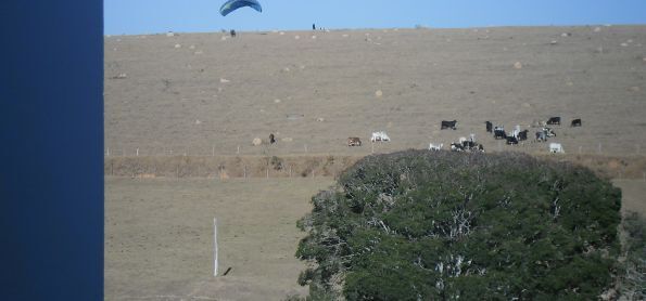 Decolagem de paraglider.
