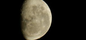 Marte brincando de Esconde-Esconde indo se esconder na Lua