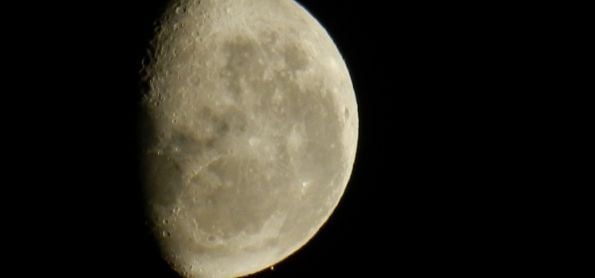 Marte brincando de Esconde-Esconde indo se esconder na Lua