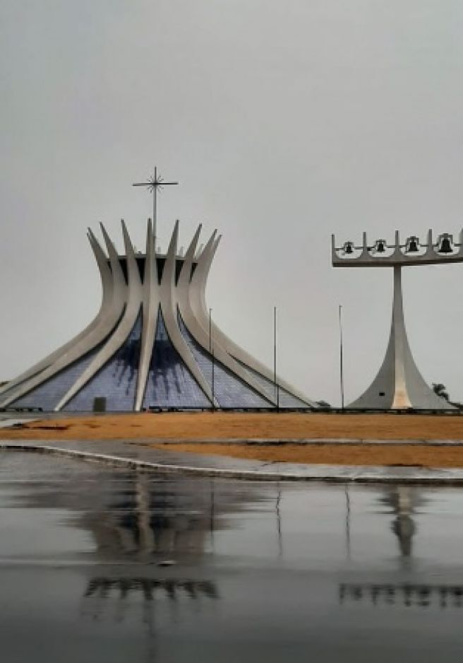 Chuva dá boas-vindas à primavera em Brasília