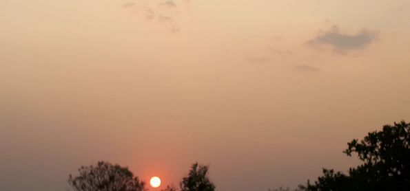 Pôr-do-sol com fumaça em Monte Carmelo MG