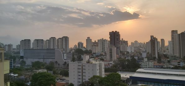 Sol entre nuvem em Santo André SP