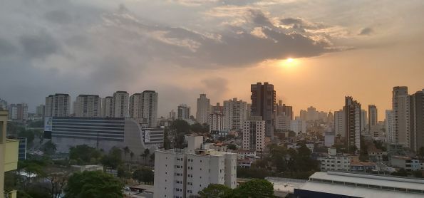 Sol entre nuvem em Santo André SP