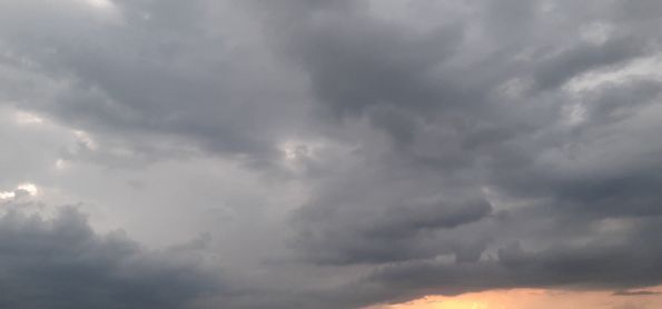 CBs em formação no final de tarde em Brasília
