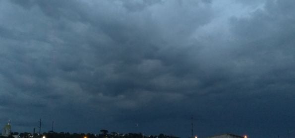 Noite de Domingo de céu carregado neste momento