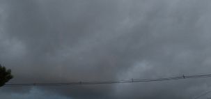 Muitas nuvens cinzentas no céu de curitiba nesta sex,25/12/2020