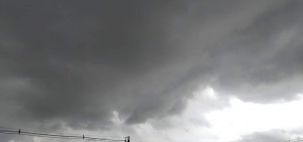 nuvem carregada cobriu o céu na grande Curitiba neste sabado
