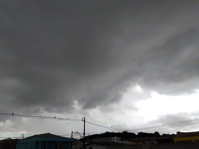 nuvem carregada cobriu o céu na grande Curitiba neste sabado