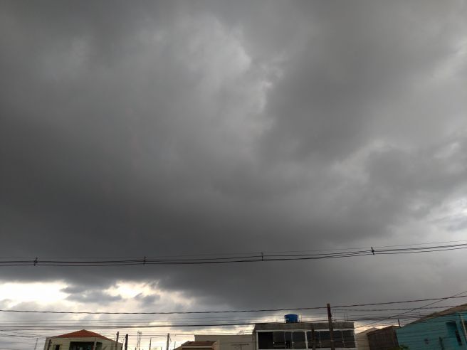 nuvem carregado cobriu o céu de Curitiba nesta tarde de sabado