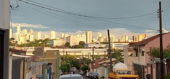 17h no fim da tarde pouco do sol e nublado