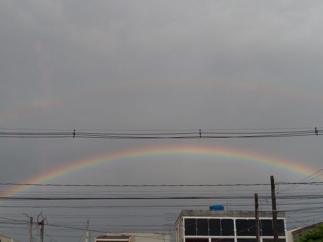 Lindo arco íris no céu de Curitiba nesta tarde