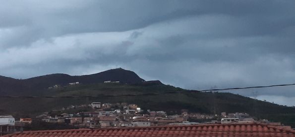 Céu nublado sob a Serra do Rola Moça