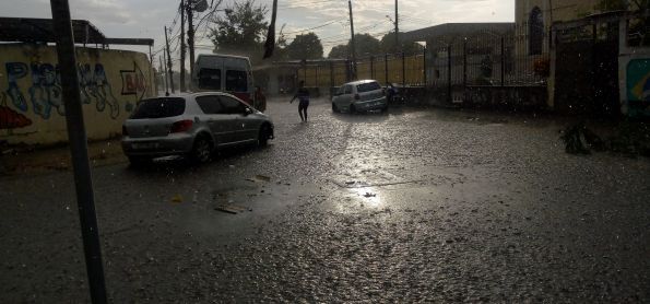Chuva forte de verão na zona oeste