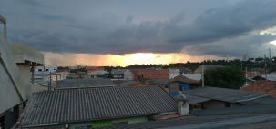 nuvem isolada no céu de Curitiba neste Domingo de fim de tarde